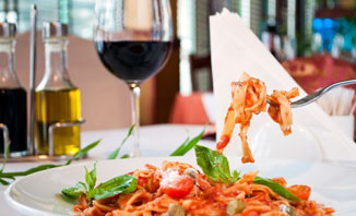 Enjoy fine dining with an array of restaurants and cafes in Perth this summer. 